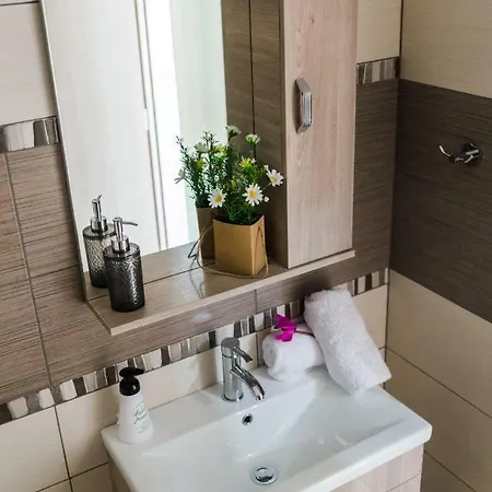 Sea Breeze Flat شقة *